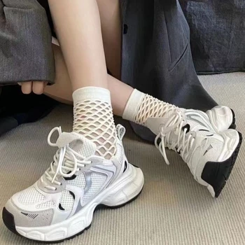  Новые женские массивные кроссовки 2023 года Модные дышащие сетчатые теннисные туфли для женщин на открытом воздухе Прочная шнуровка Женская обувь для ходьбы