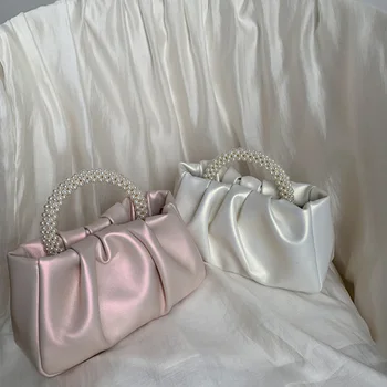 Жемчужно-розовая летняя дизайнерская ручная женская сумка 2023 Новая жемчужная плиссированная облачная маленькая квадратная сумка из жемчужных бусин модная сумка через плечо